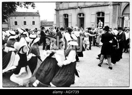 Street Photography festival traditionnel avec danses folkloriques dans le sud de la France Banque D'Images