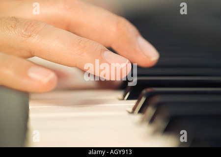 Un homme joue du piano Banque D'Images