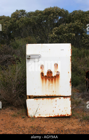 Abandonné Réfrigérateur avec trou de balle Smiley Face Banque D'Images