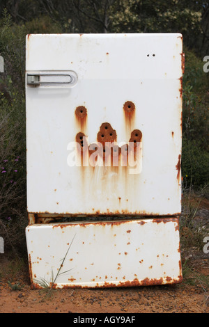 Abandonné Réfrigérateur avec trou de balle Smiley Face Banque D'Images