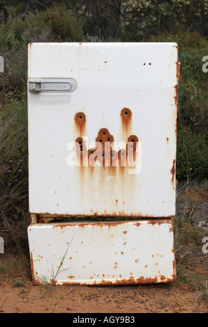 Abandonné Réfrigérateur avec trou de balle Smiley Face Banque D'Images