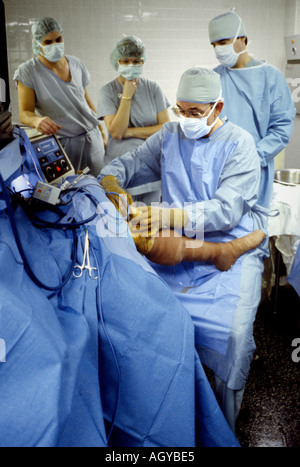 Les médecins effectuer la procédure médicale dans une salle d'opération Banque D'Images
