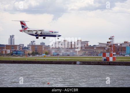 Les petits British Airways Jet atterrit à l'aéroport de London City Banque D'Images