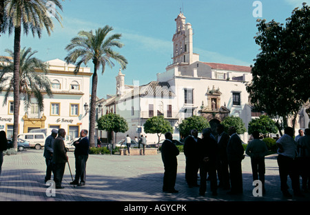 Les hommes passer le temps en parlant avec des amis dans la Plaza de Espana à Ecija Seville Province du Sud de l'Espagne Banque D'Images