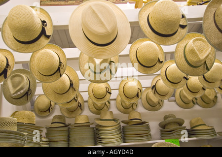 La vie Amish à Millersburg et Sugar Creek Holms County Ohio Modèle de chapeaux de paille fait main Banque D'Images