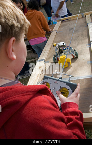 Les enfants et les adultes à une expo-sciences à l'extérieur Banque D'Images