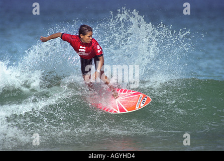 TITA TAVARES DE HAWAII SUR LA FAÇON DE GAGNER LA VISION TUNNEL CARIB LADIES EVENT À PLAGE DE FISTRAL À NEWQUAY CORNWALL UK AUG Banque D'Images