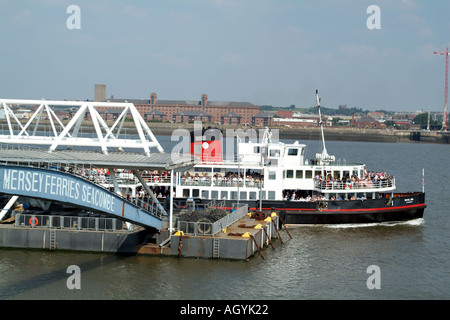 Ferry Mersey iris Royal sur la borne Seacombe Wallasey Wirral Merseyside England UK Banque D'Images