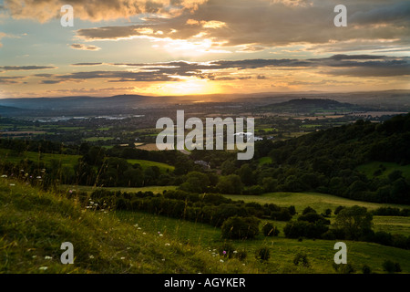 Un coucher de soleil à l'égard de l'escarpe Gloucester Cotswold à Barrow Service près de Birdlip, Gloucestershire Banque D'Images