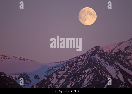 Pleine lune sur portes de l'Arctique du versant nord du Parc National de la chaîne de Brooks en Alaska Banque D'Images