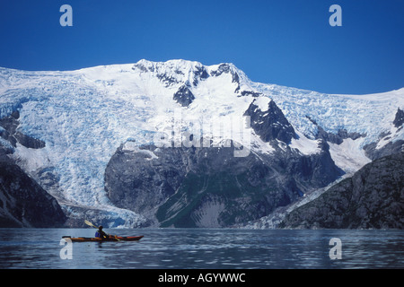 La kayakiste à la recherche de la Northwestern Fjord Kenai Fjords National Park centre sud de l'Alaska Banque D'Images