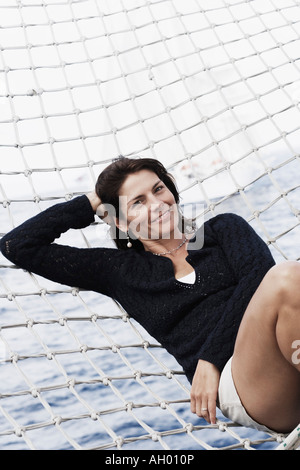 Portrait of a Mid adult woman lying in a hammock Banque D'Images