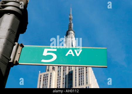 Cinquième Avenue street signe avec l'Empire State Building, Manhattan, NYC derrière, New York City, NY, USA Banque D'Images