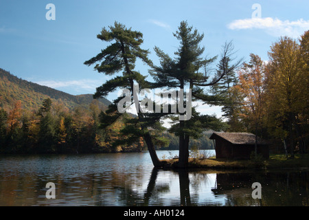 Cabane sur un lac tranquille avec feuillage d'automne, la sortie de l'autoroute 100, Green Mountains, North Carolina, USA Banque D'Images