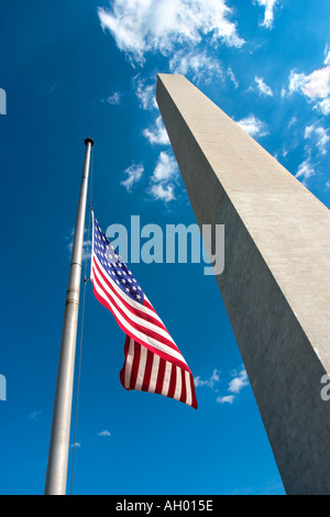 Washington Monument et drapeau américain, le Mall, Washington DC, USA Banque D'Images