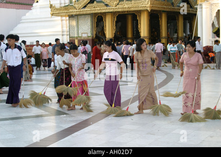 La vie quotidienne parmi les pagodes d'Or, dans le spectaculaire complexe de la pagode Shwedagon à Yangon,Myanmar Birmanie, Banque D'Images