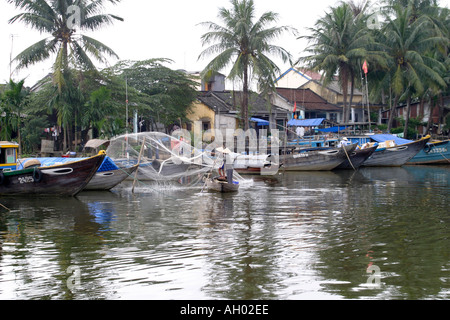 La pêche sur la rivière dans la ville du patrimoine mondial de l'UNESCO, Hoi An, Vietnam Faifu Banque D'Images