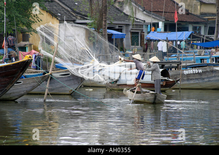 Les pêcheurs de lancer un filet de pêche pour pêcher dans Hoi An, Vietnam Banque D'Images