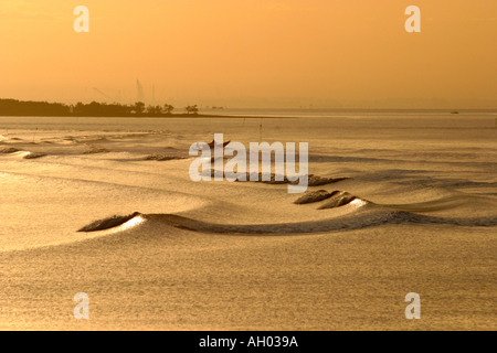 Lever du soleil le long du Delta du Mékong Saigon avec bateaux de pêche dans le surf Banque D'Images