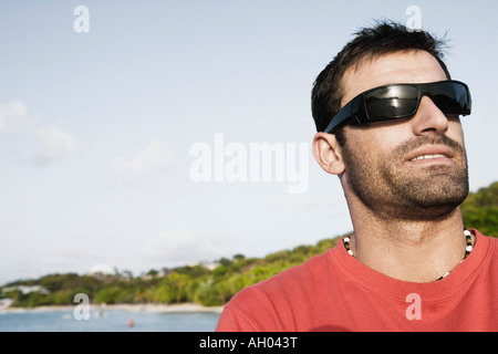 Close-up of a Mid adult man wearing sunglasses Banque D'Images