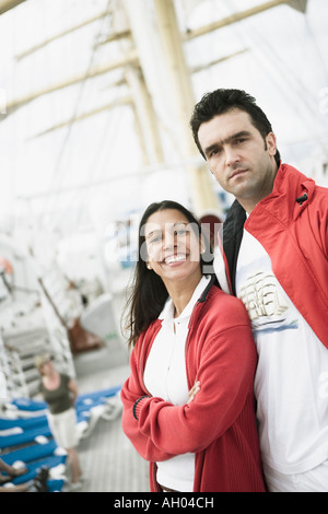 Portrait d'un jeune couple sur un navire Banque D'Images