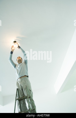 Man changing Light bulb Banque D'Images