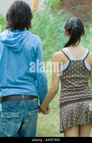 Young couple holding hands, vue arrière Banque D'Images