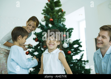 Family decorating Christmas Tree Banque D'Images