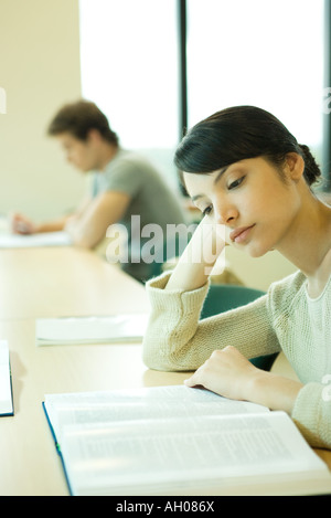 Young woman studying in university library Banque D'Images