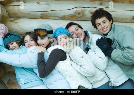 Groupe dans les vêtements d'hiver, appuyé contre l'un l'autre, jusqu'à la taille, portrait Banque D'Images