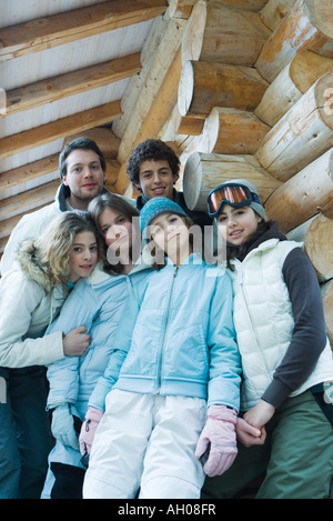 Portrait de groupe des vêtements d'hiver, trois quarts, low angle view Banque D'Images