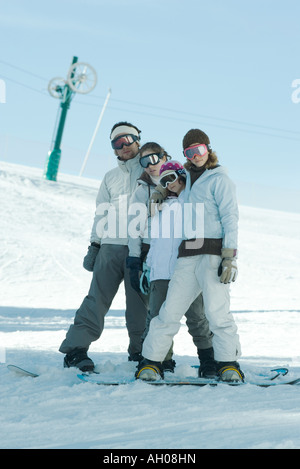 Groupe de snowboarders qui pose dans la neige, pleine longueur Banque D'Images