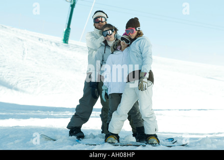 Groupe de snowboarders qui pose dans la neige, pleine longueur Banque D'Images