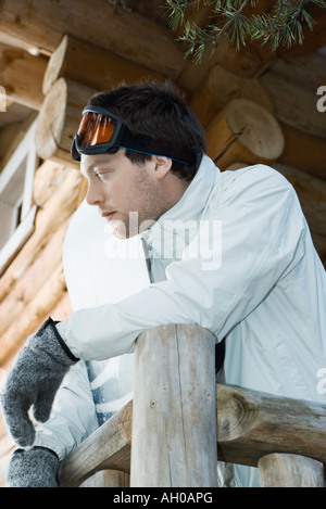 Young man in ski gear standing, relaxing Banque D'Images