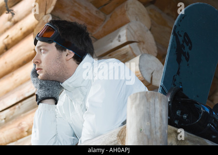 Young man in ski gear standing, relaxing Banque D'Images