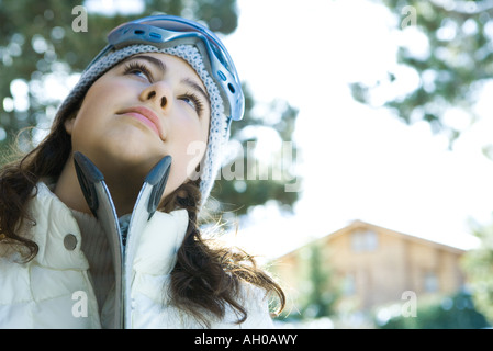 Teenage girl with skis, jusqu'à Banque D'Images