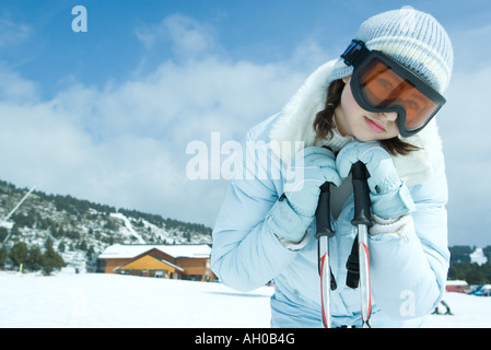 Teen girl leaning on bâtons de ski, de paysages enneigés, portrait Banque D'Images
