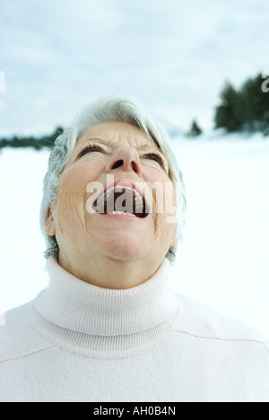 Senior woman laughing in snowy Landscape, portrait Banque D'Images