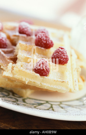 Gaufres garnies de framboises et de sucre en poudre Banque D'Images