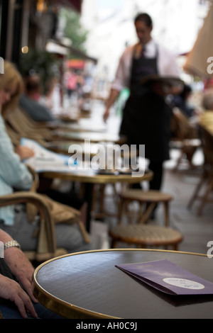 Travailler à la restauration de tableaux Paris cafe de la chaussée Banque D'Images