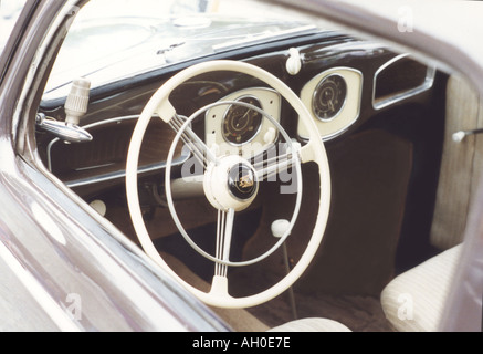 1951 Volkswagen VW intérieur avec volant Banque D'Images