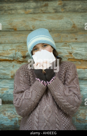 Adolescente à la recherche sur cartes, vêtu de vêtements d'hiver, portrait Banque D'Images