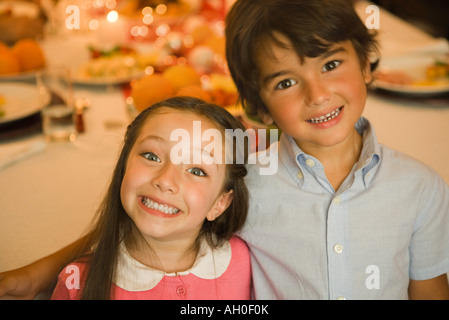 Boy and girl smiling at camera, portrait Banque D'Images