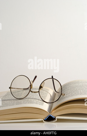 Lunettes rondes couché sur livre ouvert Banque D'Images