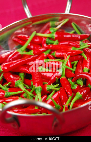 Piments d'oiseau rouge dans un bol. Banque D'Images