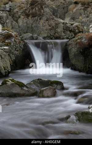 Cascade le long Gatesgarthdale Beck près de Buttermere Lake District National Park en Angleterre Banque D'Images