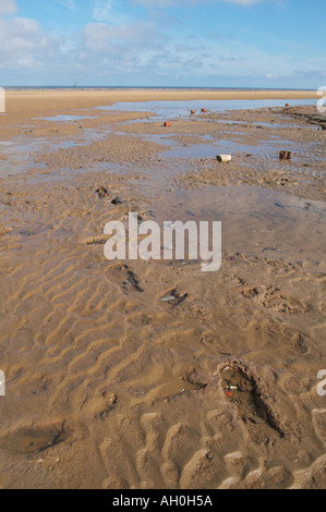 Les empreintes préhistoriques conservés dans la tourbe sur Formby beach Merseyside Banque D'Images