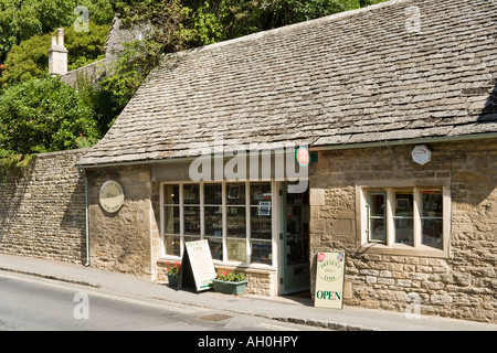 Le bureau de poste et un magasin dans le village de Cotswold, Gloucestershire Bibury Banque D'Images