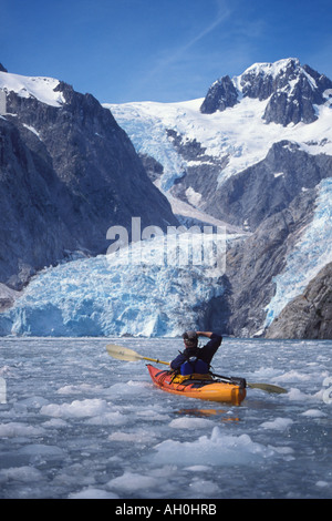 La kayakiste à la recherche de la Northwestern Fjord Kenai Fjords National Park centre sud de l'Alaska Banque D'Images