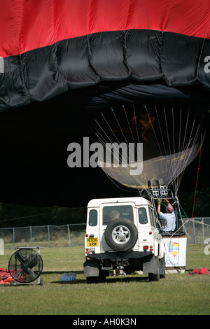 À l'aide d'un aéronaute brûleur pour obtenir son hot air balloon prêt au décollage Banque D'Images